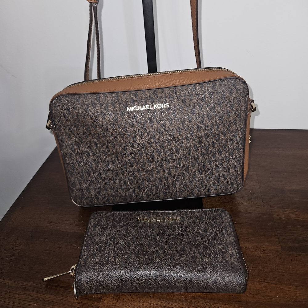 Michael Kors Brown MK Logo Crossbody Bag with Matching Brown Wallet - Picture 2 of 8